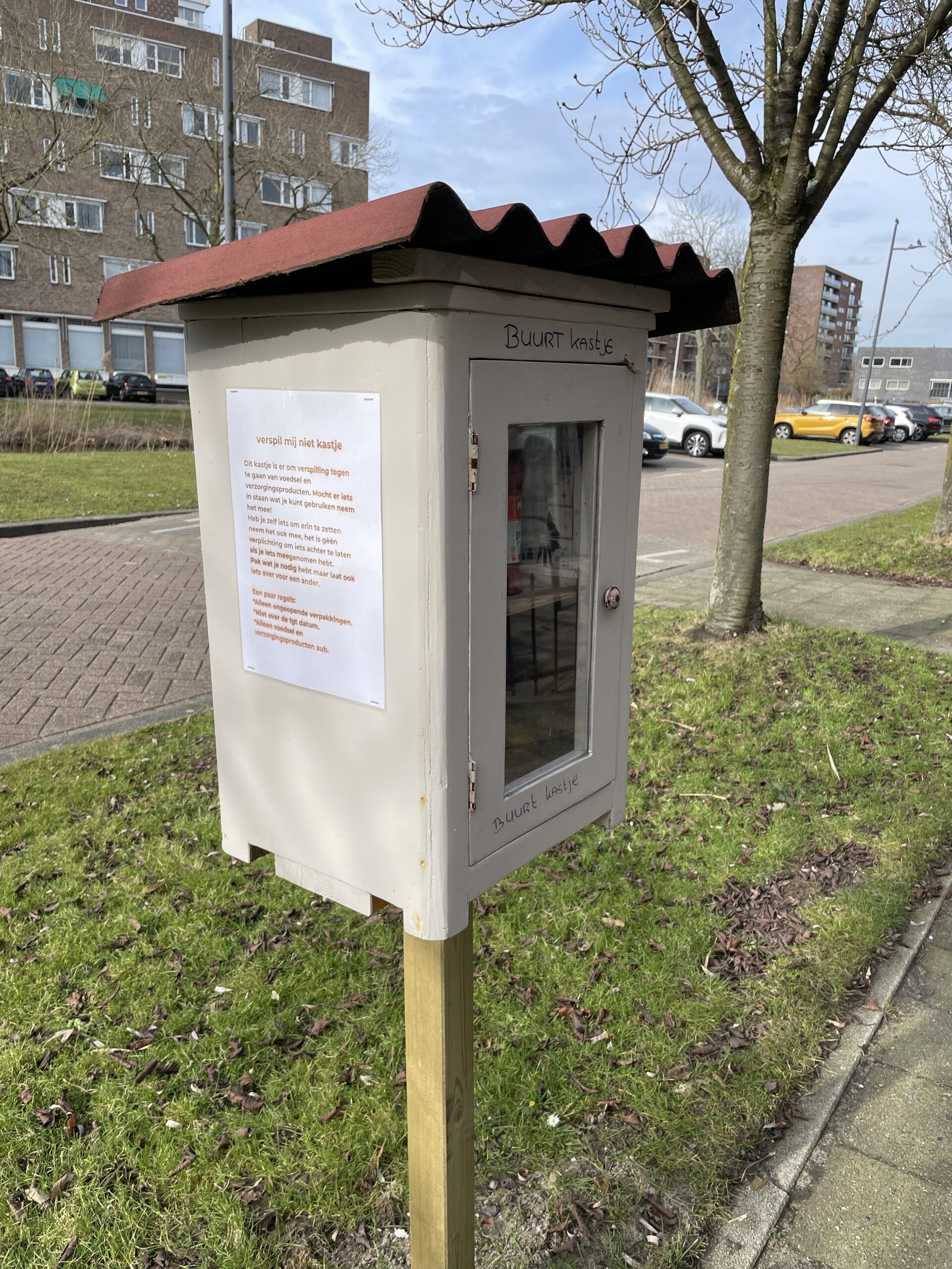 Weggeefkastje voor verzorgingsproducten en houdbaar voedsel